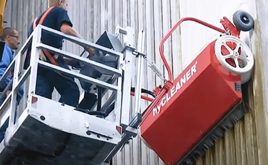 Le robot de nettoyage facadeBRUSH v-line nettoie une façade en tôle