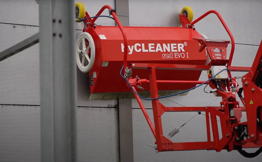 Robot de nettoyage hyCLEANER facadeBRUSH v-line nettoie une façade