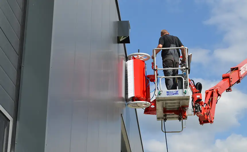 Reinigungsroboter facadeBRUSH h-line reinigt eine Gebäudefassade