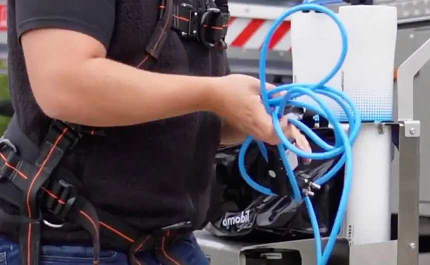 hyCleaner Mitarbeiter arbeitet mit Schlauchsystem