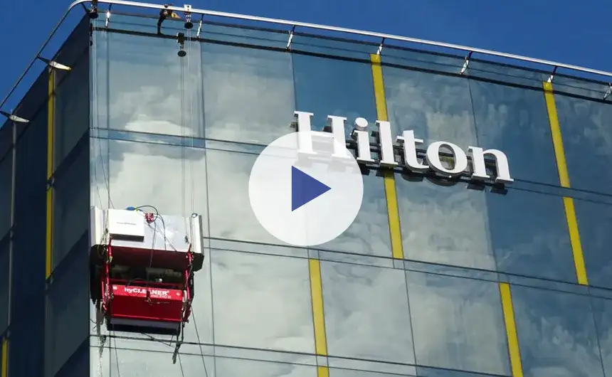 Robot de nettoyage facadeBRUSH v-line sur la façade de l'hôtel Hilton