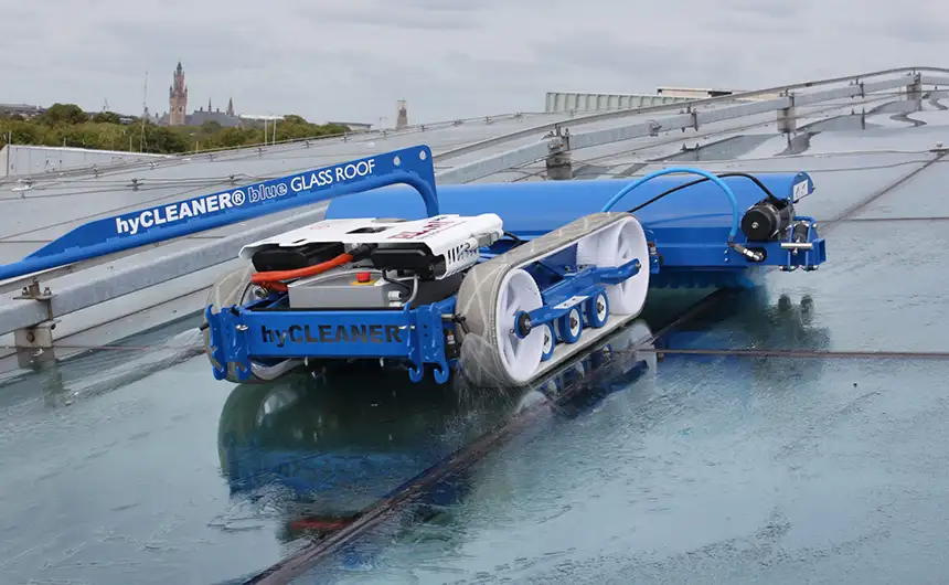 Reinigingsrobot glassROBOT reinigt een glasdak