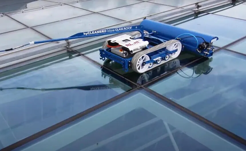 Reinigungsroboter glassROBOT reinigt ein Glasdach