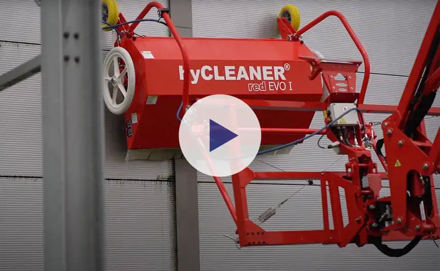 Robot de nettoyage facadeBRUSH v-line en gros plan sur une façade