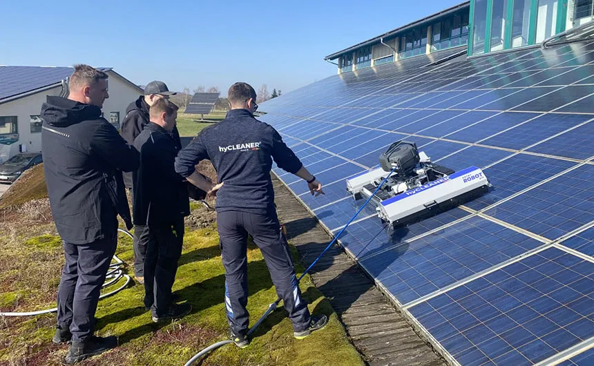 Mitarbeiter kontrollieren die Reinigung einer PV-Anlage