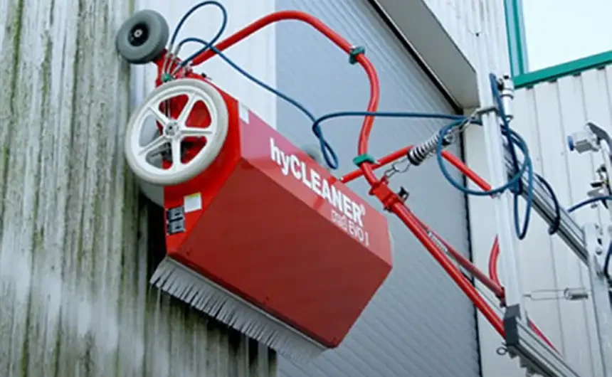 Le robot de nettoyage facadeBRUSH v-line nettoie une façade en tôle